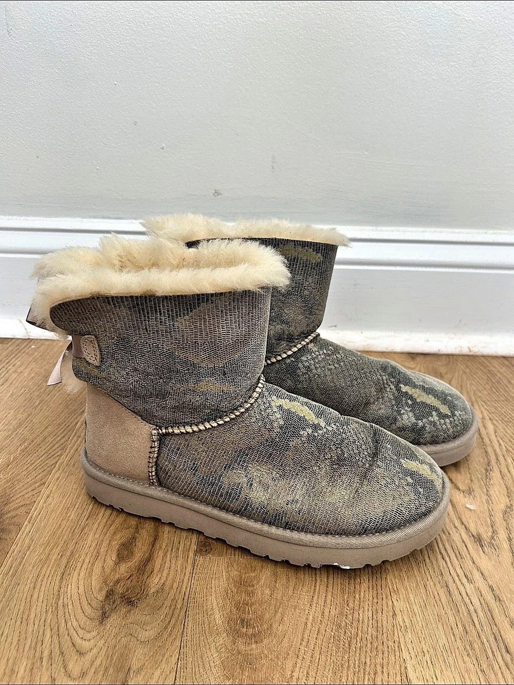 UGG Women’s Mini Bailey Bow Snake Gray & Brown Size US 7